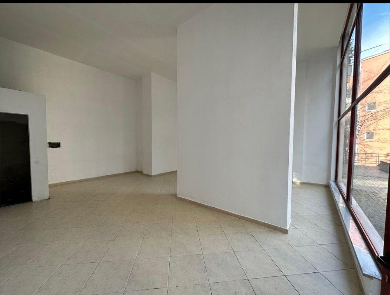 AMBIENT BIZNESI ME QERA 60 M2 TREGU ELEKTRIK 75.000 LEKE – Tiranë