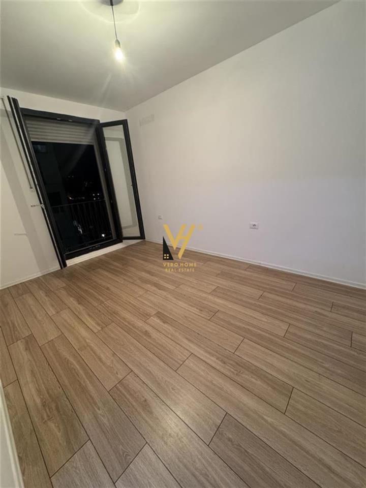 JEPET ZYRE 65 M2 ME QERA TEK KOMPLEKSI ZIRKON 450 EURO – Tiranë