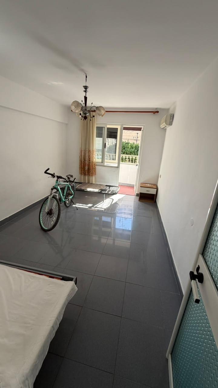 JEPET ME QERA APARTAMENT 1+1 PRANE POLICISE, DURRES – Durrës