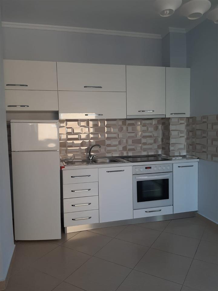 ZYRE ME QERA 98M2 QENDER 80.000 LEKE – Tiranë