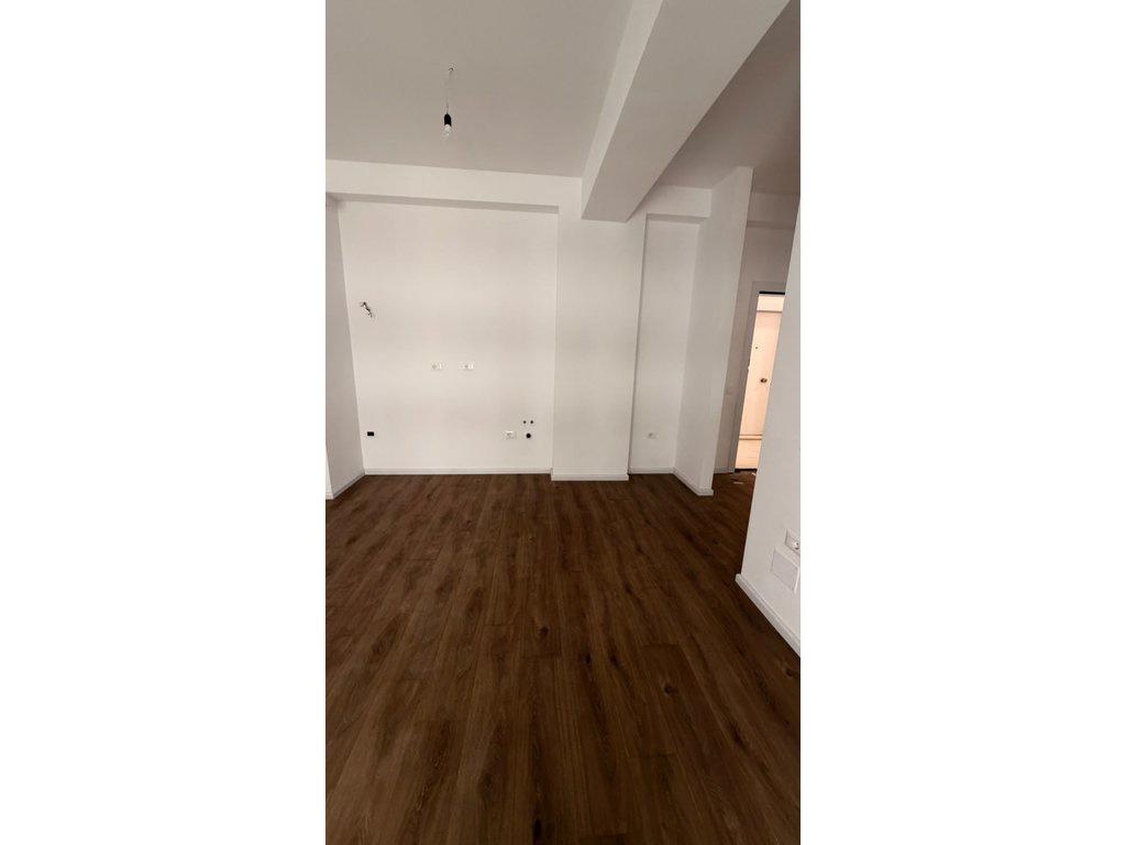 Shitet apartament 1+1, Kompleksi Kadiu, Ali Demi – kati 4 – Tiranë