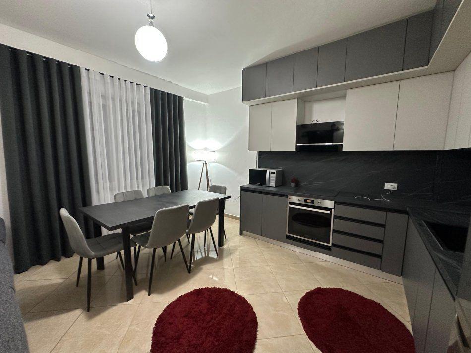 APARTAMENT ME QERA 2+1 STACIONI TRENIT 800 EURO – Tiranë