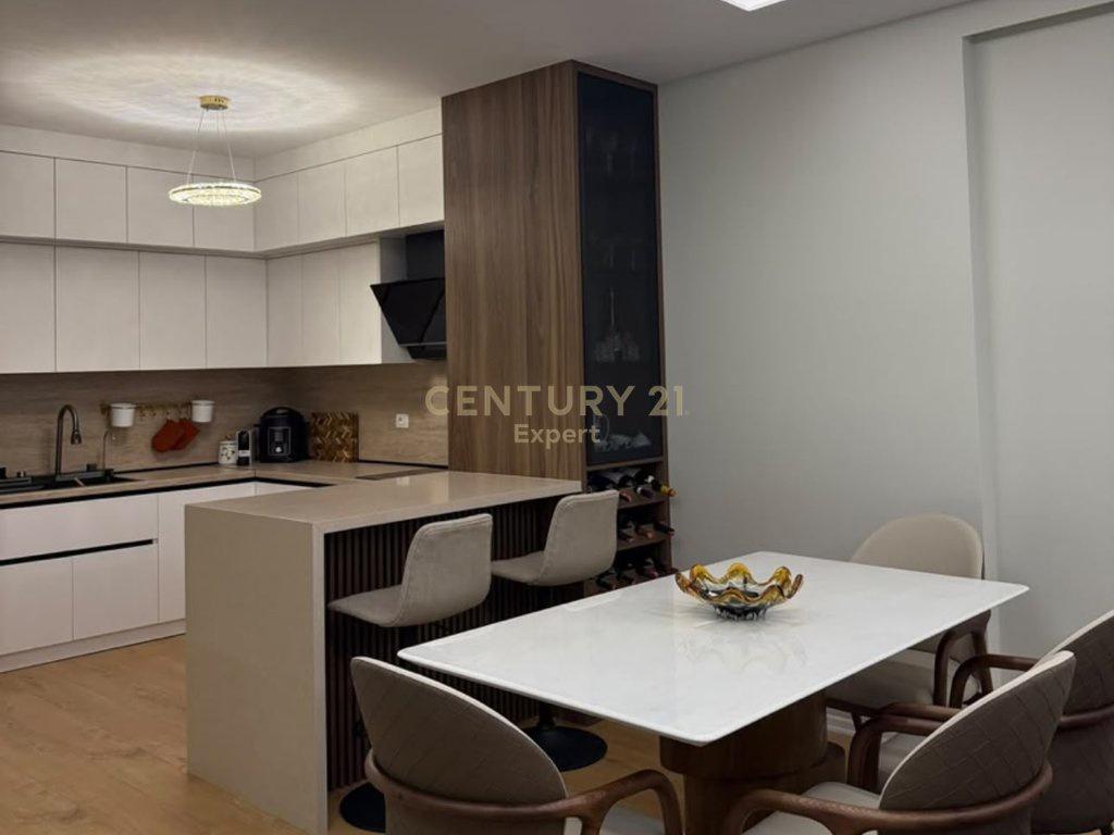 APARTAMENT 2+1+2 PER SHITJE TEK BULEVARDI I RI – Tiranë