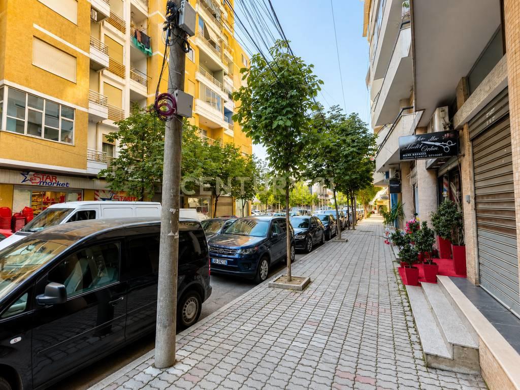 Ambient me Qira në Katin 0 pranë Ish- Rajonit te Policisë, B – Durrës