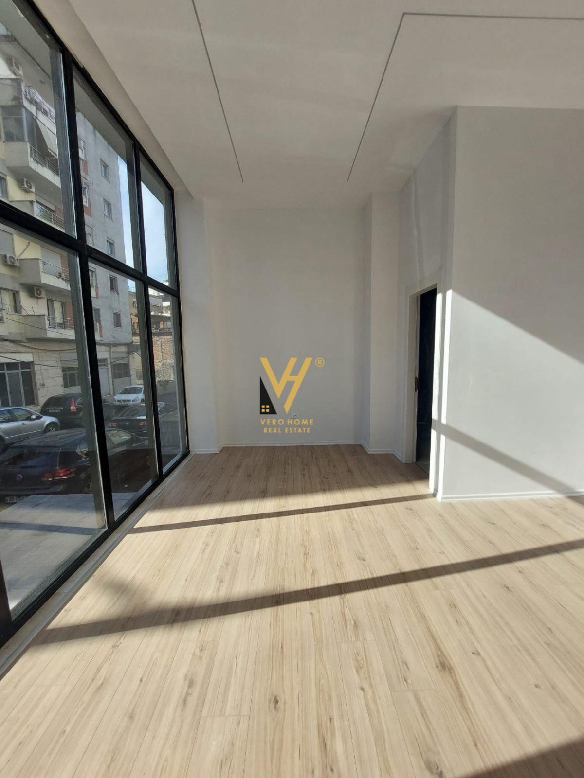 JEPET DYQAN 35 M2 ME QERA TE MINE PEZA 800 EURO – Tiranë