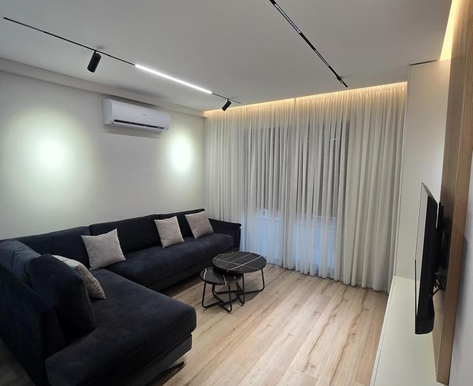 APARTAMENT ME QERA 2+1 XHAMLLIK 1.000 EURO – Tiranë