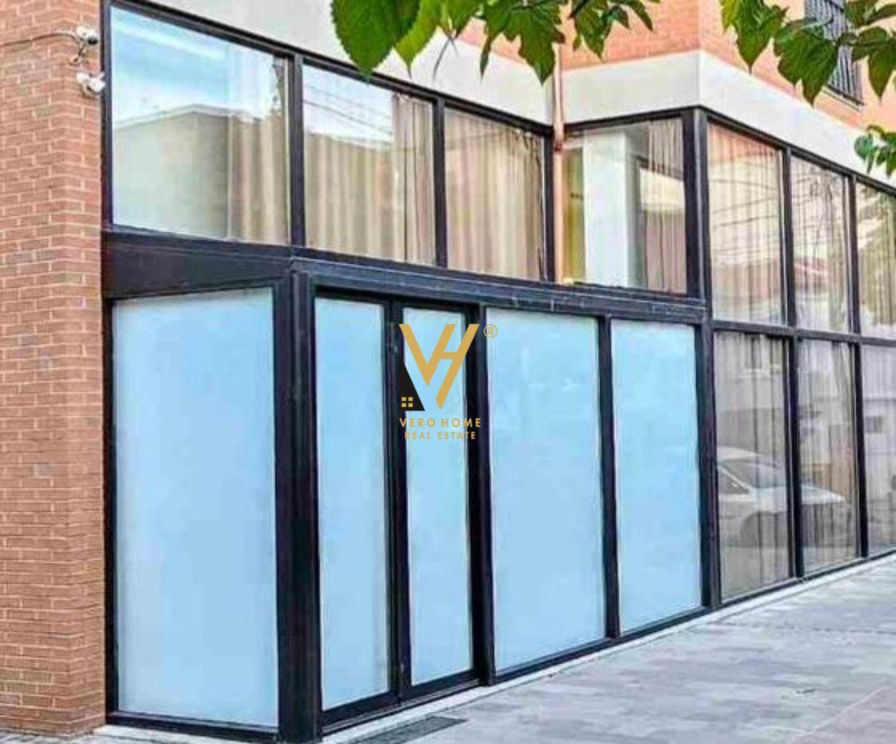 SHITET AMBIENT BIZNESI 44 M2 TE RR.QEMAL STAFA 200.000 EURO – Tiranë - 1
