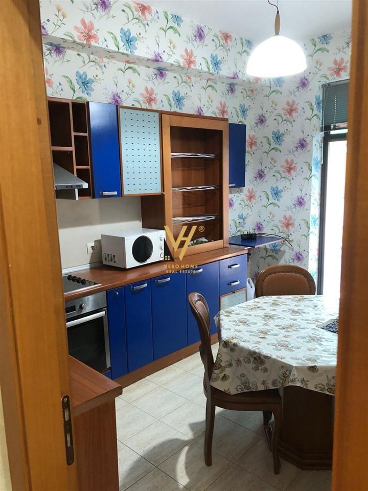 JEPET APARTAMENT 1+1+BLK ME QERA NE QENDER 600 EURO – Tiranë