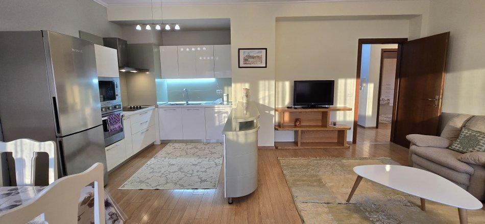 APARTAMENT ME QERA 2+1 PAZARI I RI 750 EURO – Tiranë