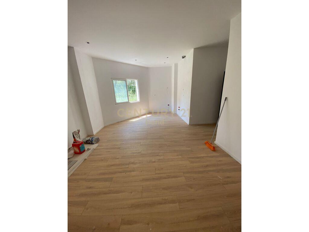 Shitet Apartament 2+1 ne Fresk – Tiranë