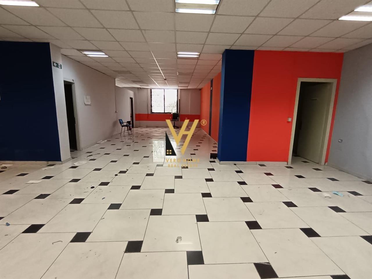 JEPET ZYRE 300 M2 ME QERA TE RRUGA E ELBASANIT 3.000 EURO – Tiranë