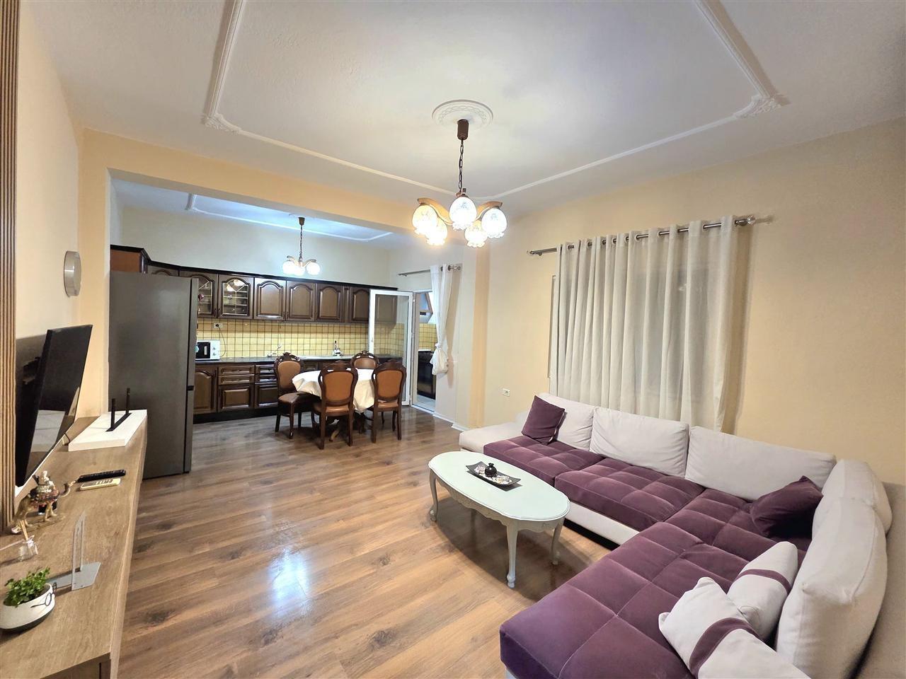 APARTAMENT ME QERA 3+1 FUSHA E AVIACIONIT 800 EURO – Tiranë