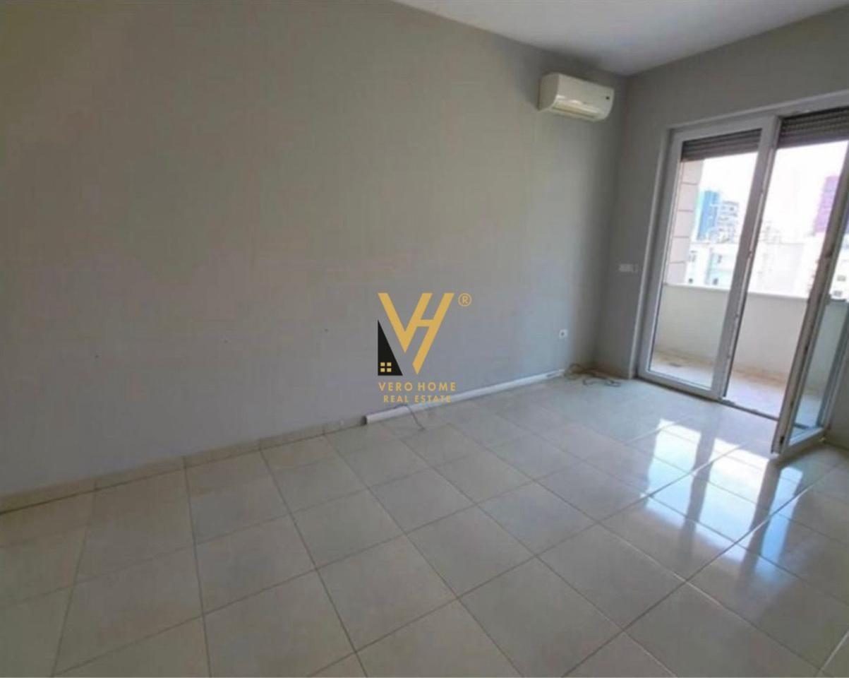 JEPET ZYRË 120 M2 ME QIRA RRUGA E BOGDANEVE 1.100 EURO – Tiranë