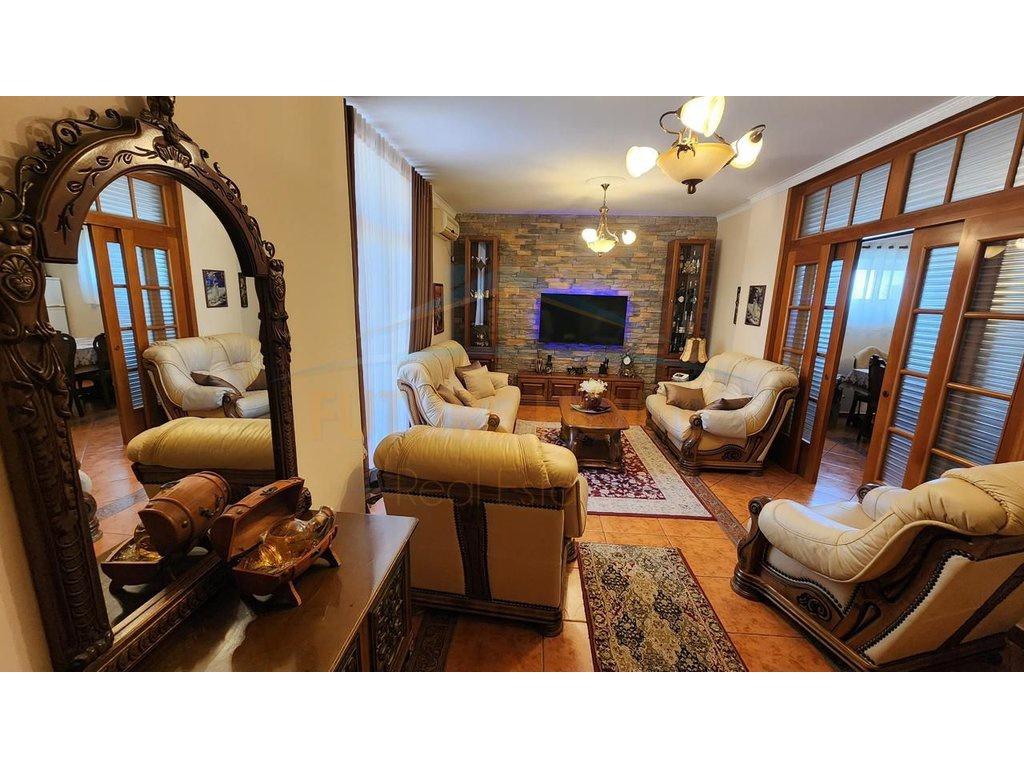 0696044423Shitet, Apartament 3+1+2+2 Poste Parkimi,Gjykata, – Tiranë