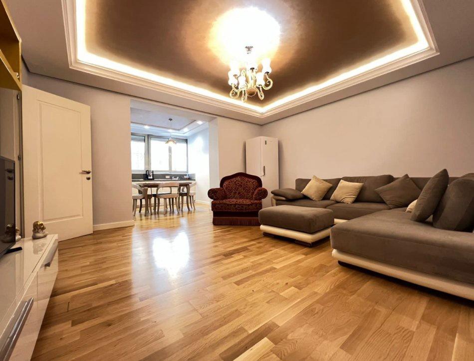 APARTAMENT ME QERA 2+1 QENDER 1.000 EURO – Tiranë