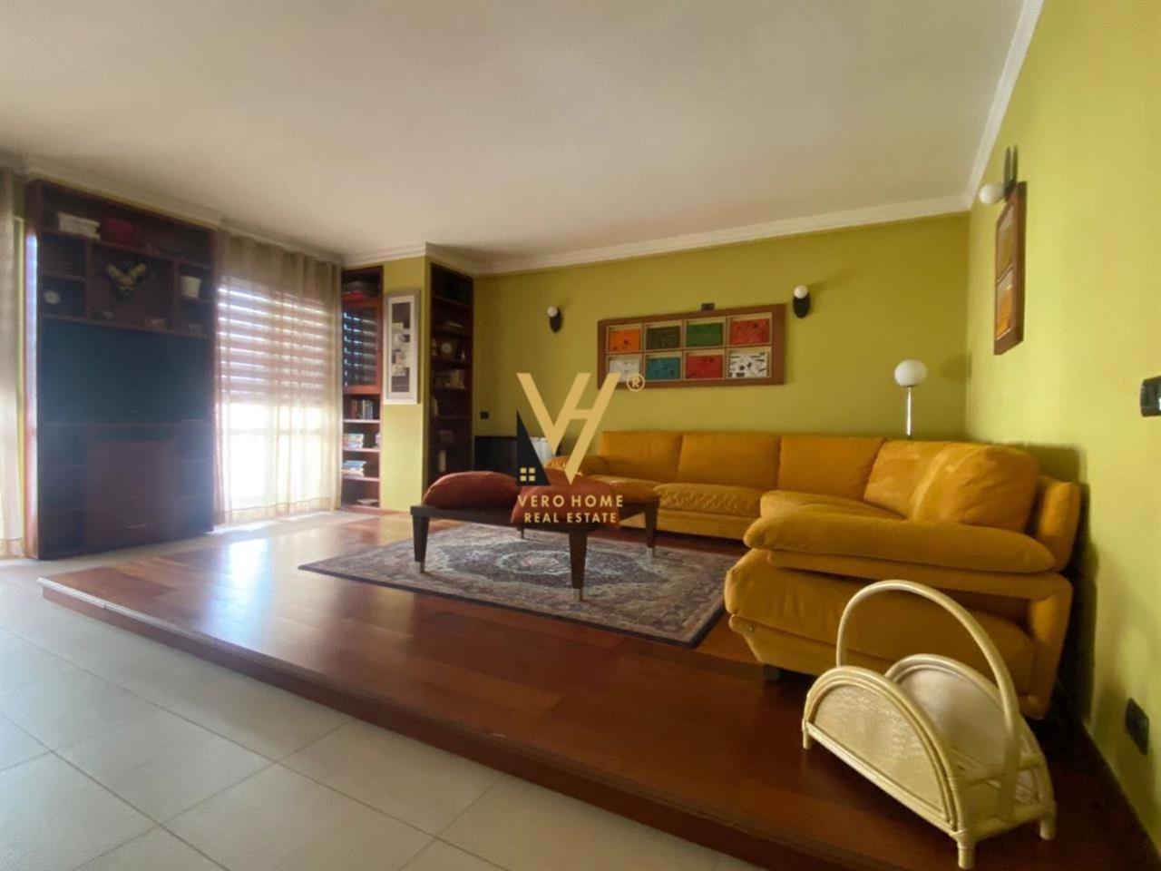 JEPET APARTAMENT 2+1+2 ME QERA TE RR.HOXHA TASIM 850 EURO – Tiranë