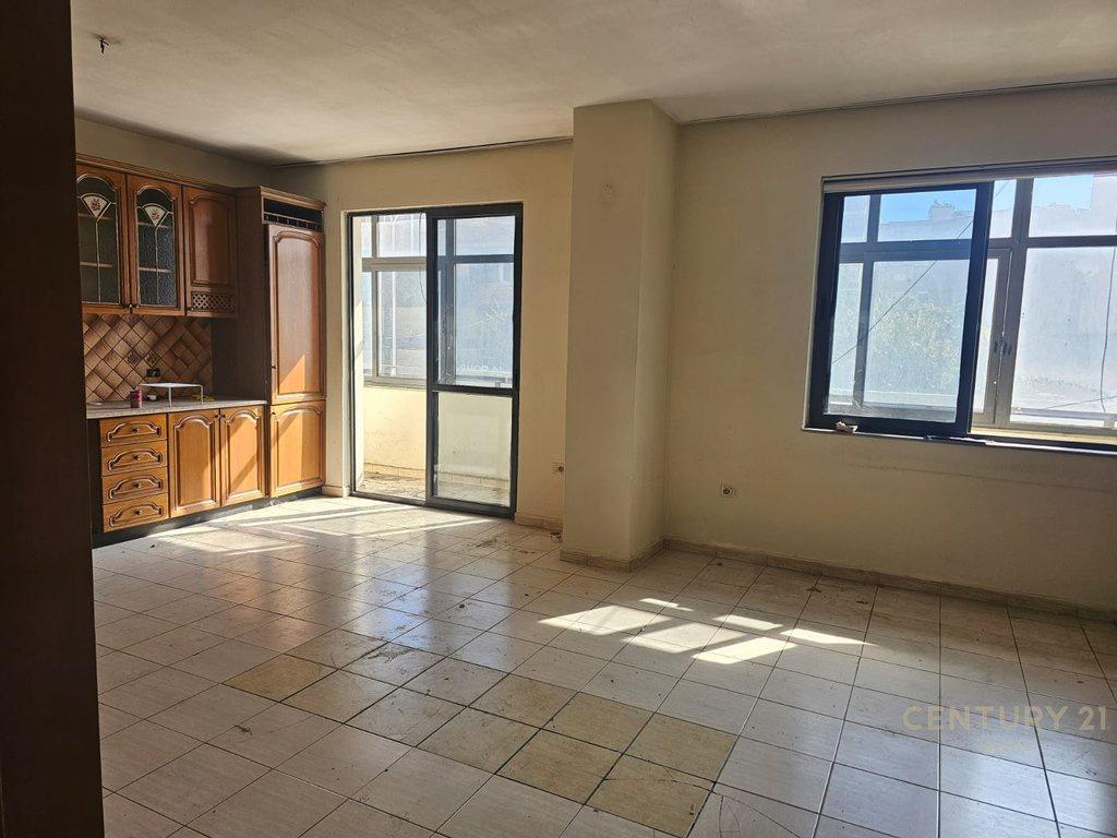 AMBIENT KOMERCIAL PER QIRA TEK ZOGU I ZI – Tiranë