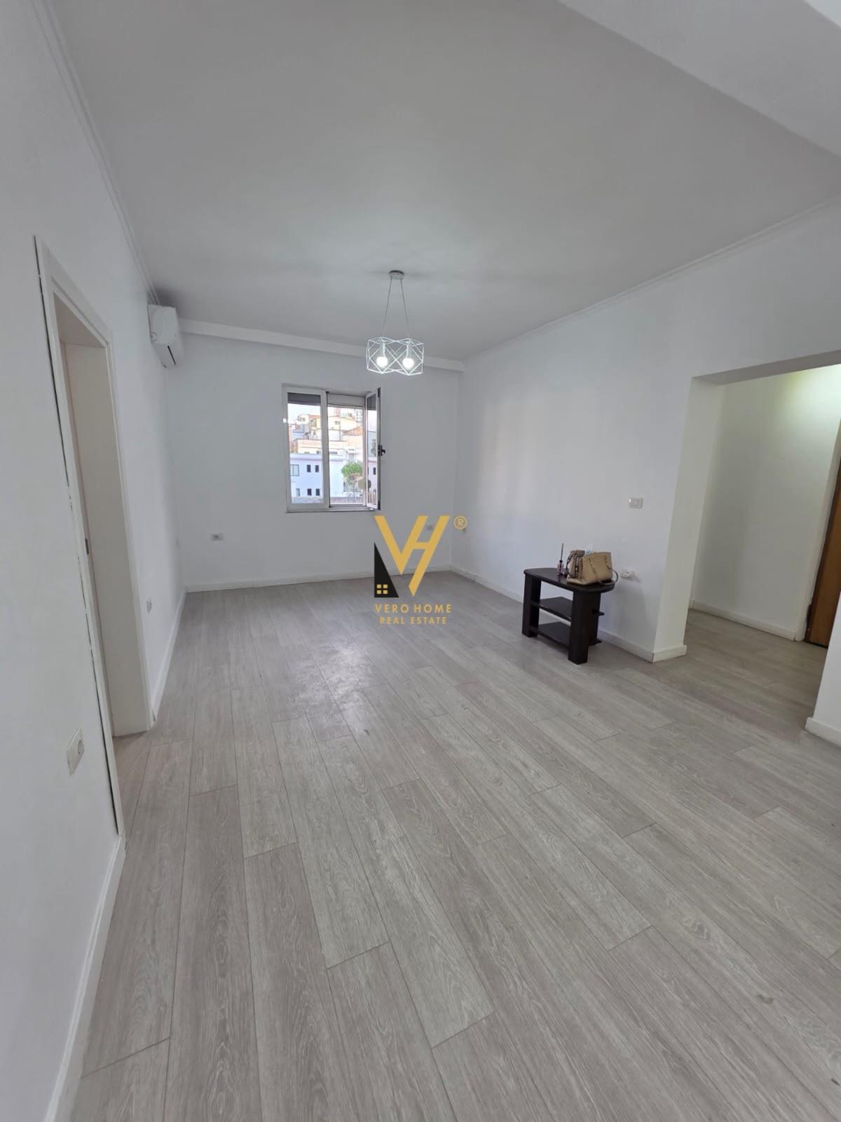 JEPET ZYRE 115 M2 ME QIRA TE 21 DHJETORI 800 EURO – Tiranë