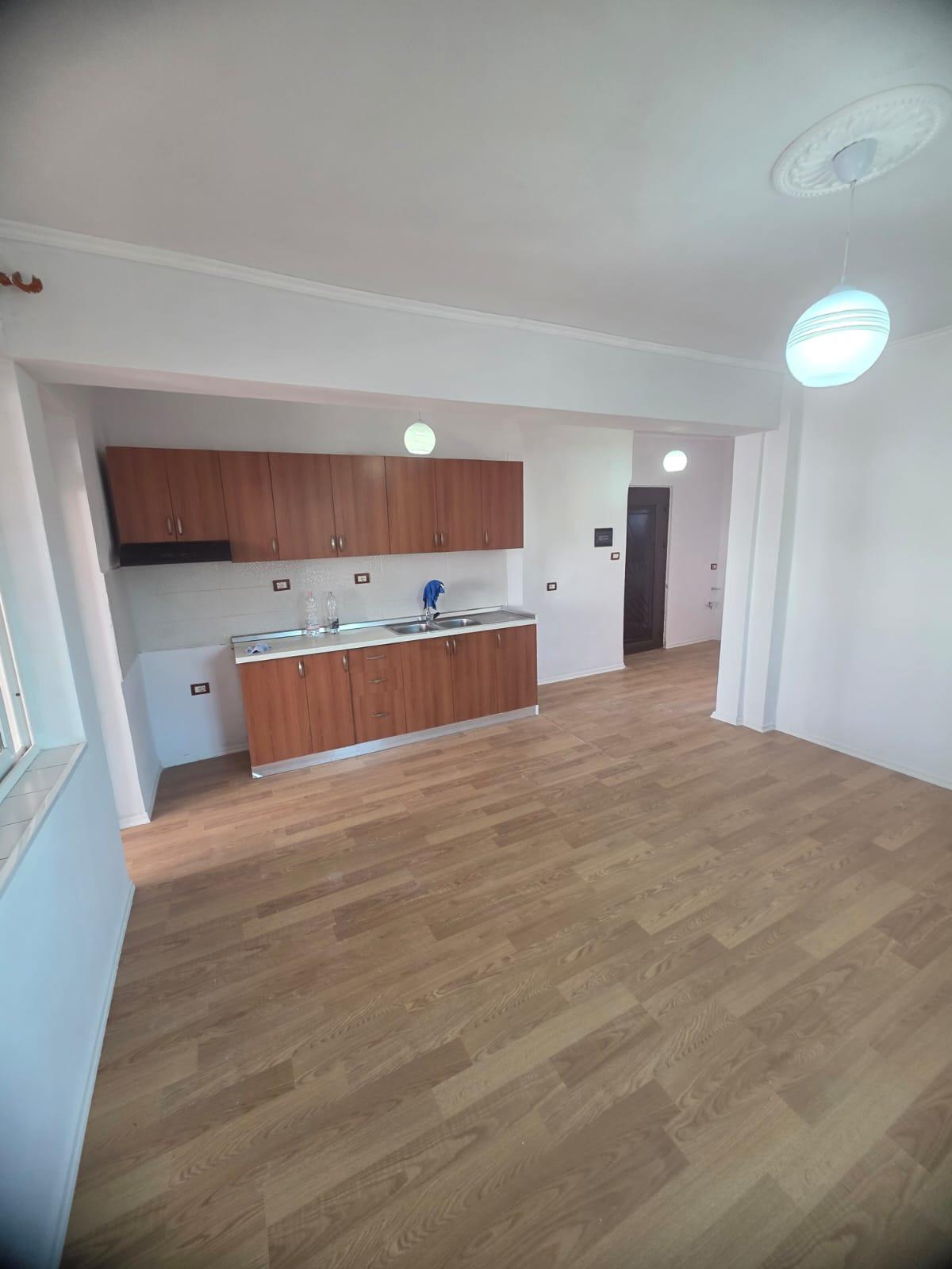 🏡 SHITET APARTAMENT 2+1 + BALLKON – PRANË SPITALIT, DURRËS – Durrës