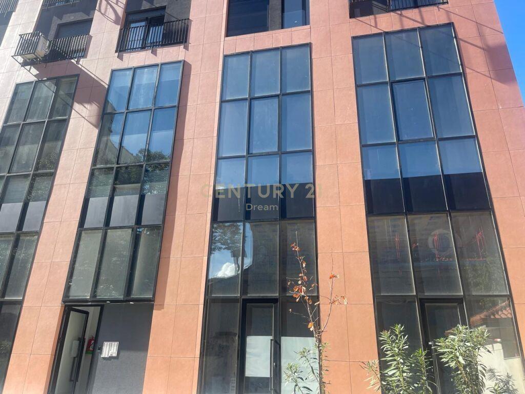 JEPET ME QIRA AMBIENT KOMERCIAL TEK RRUGA E KAVAJES!! – Tiranë
