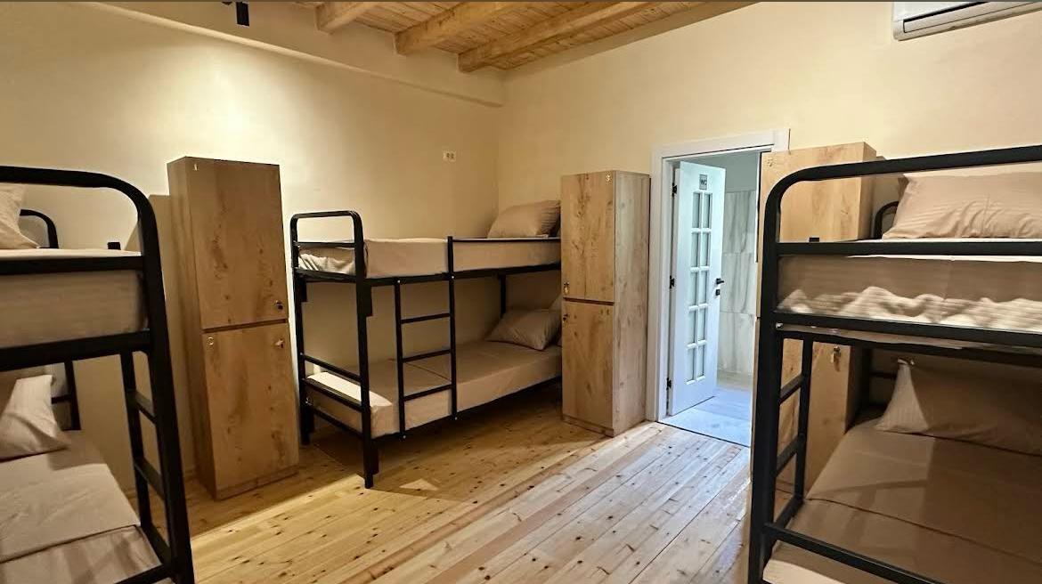JEPET HOSTEL ME QERA 300 M2 MYSLYM SHYRI 5.000 EURO – Tiranë