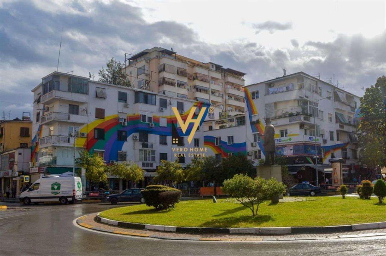 JEPET DYQAN 180 M2 ME QERA NE BLLOK 5.000 EURO – Tiranë