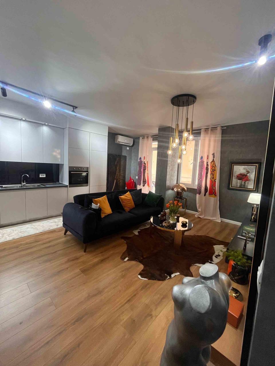 APARTAMENT ME QERA 1+1 21 DHJETORI 850 EURO – Tiranë
