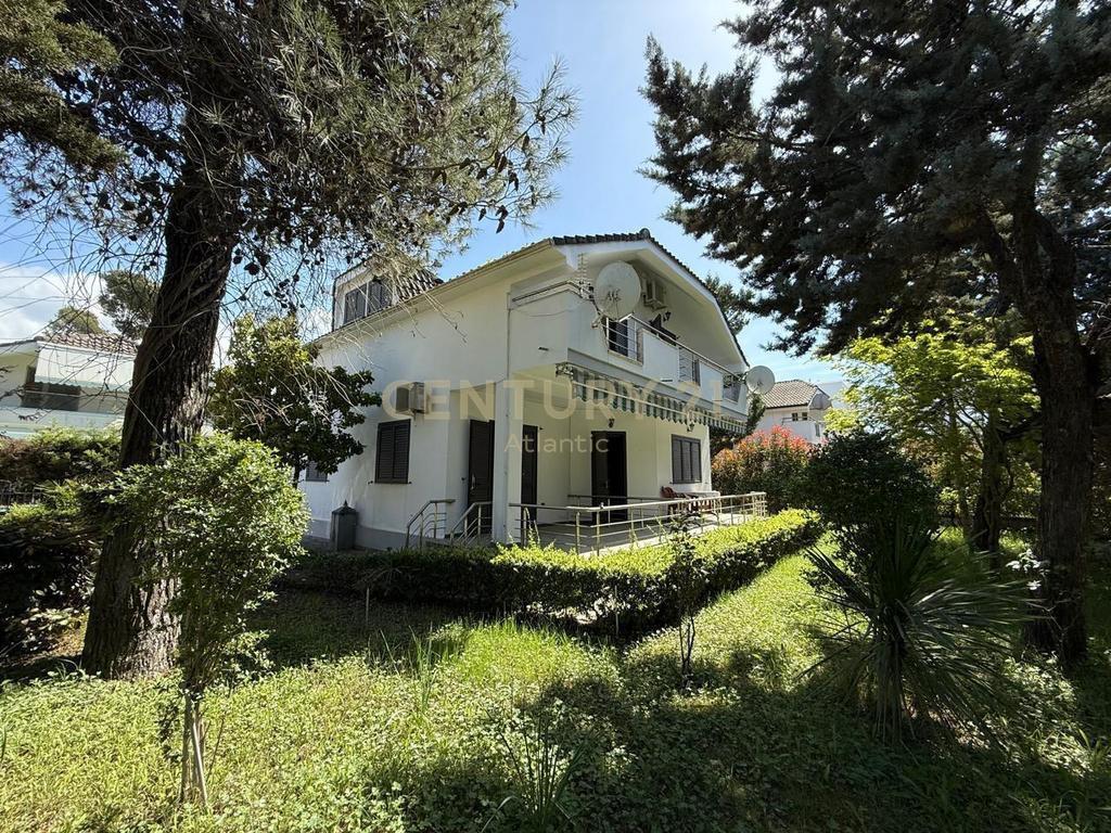 Shitet vile 2 kateshe në Golem, ne rezidence te pishat e but – Durrës