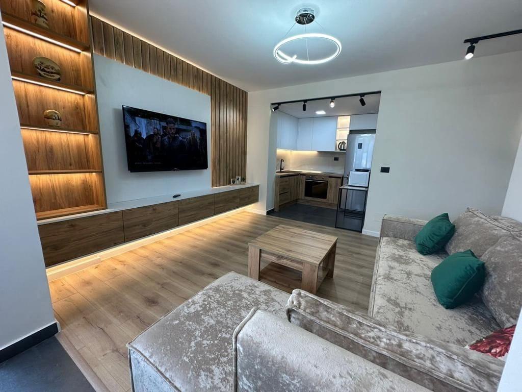 APARTAMENT ME QERA 1+1 PAZARI I RI 80.000 LEKE – Tiranë