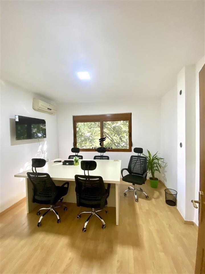 ZYRE ME QERA 160 M2 QENDER 900 EURO – Tiranë