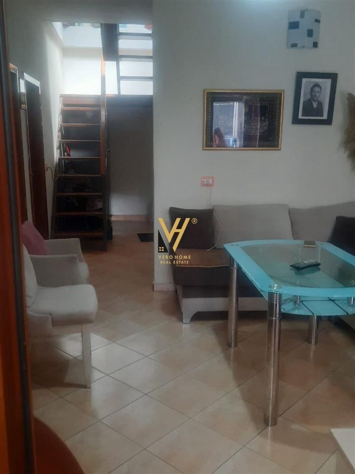JEPET SHTEPI ME QERA 2+1 TE BULEVARDI ZOGU 1 1200 EURO – Tiranë - 1