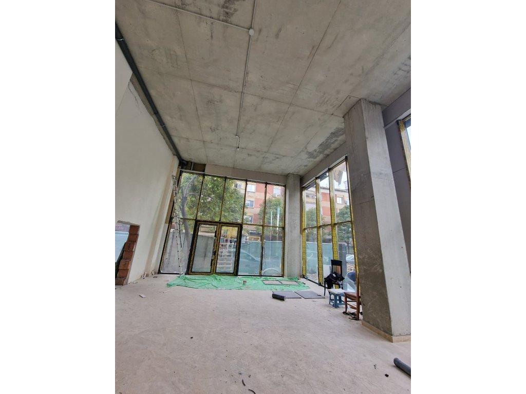 CORNER, BUZE RRUGE KRYESORE 160M2 Ambient Komercial me Qira – Tiranë