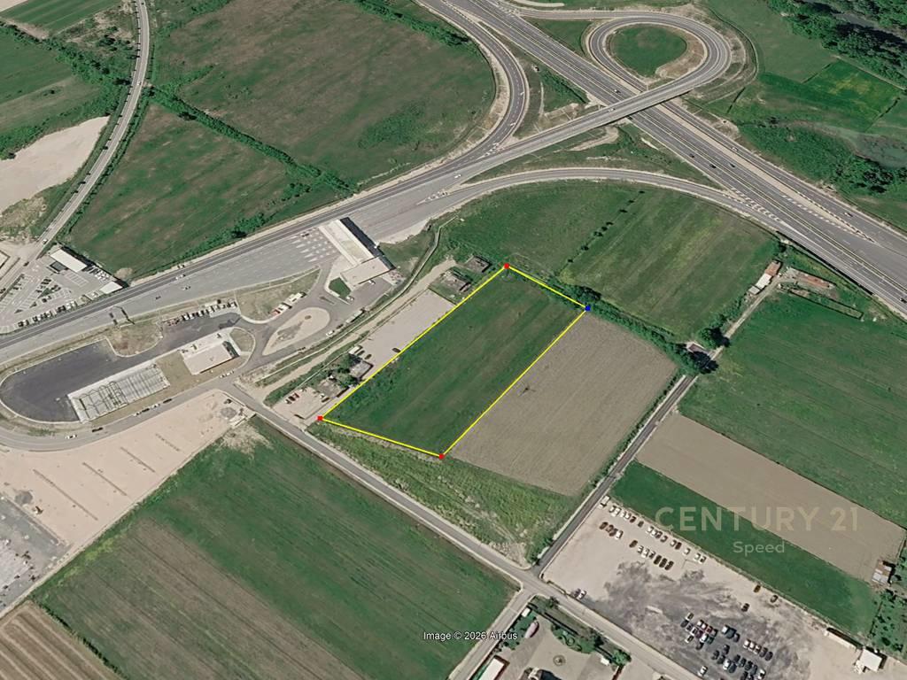 Shesim Toke tek Tirana International Airport – Tiranë