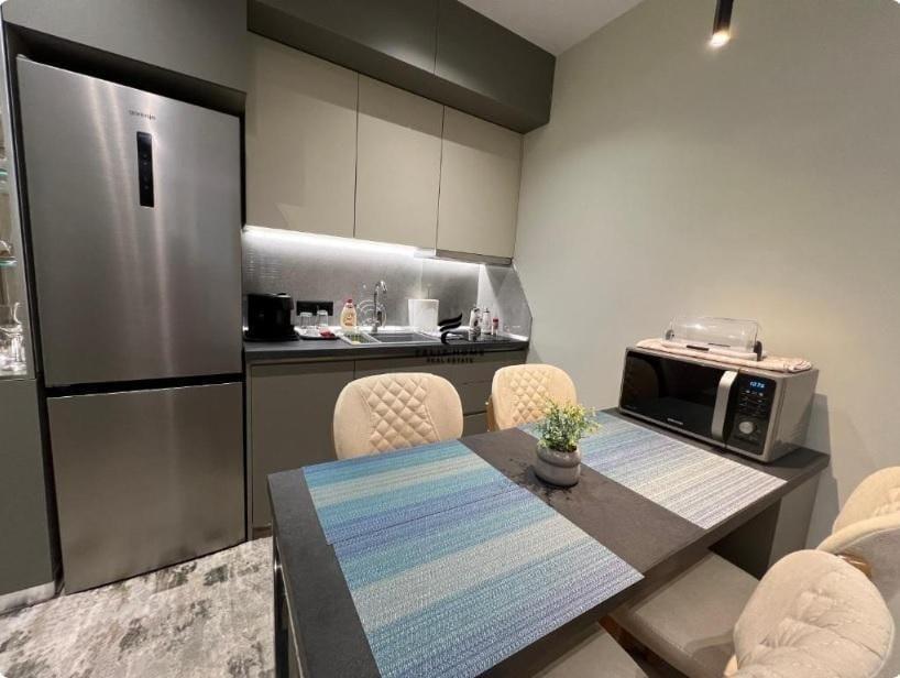 APARTAMENT ME QERA 1+1 QENDER 1.000 EURO – Tiranë