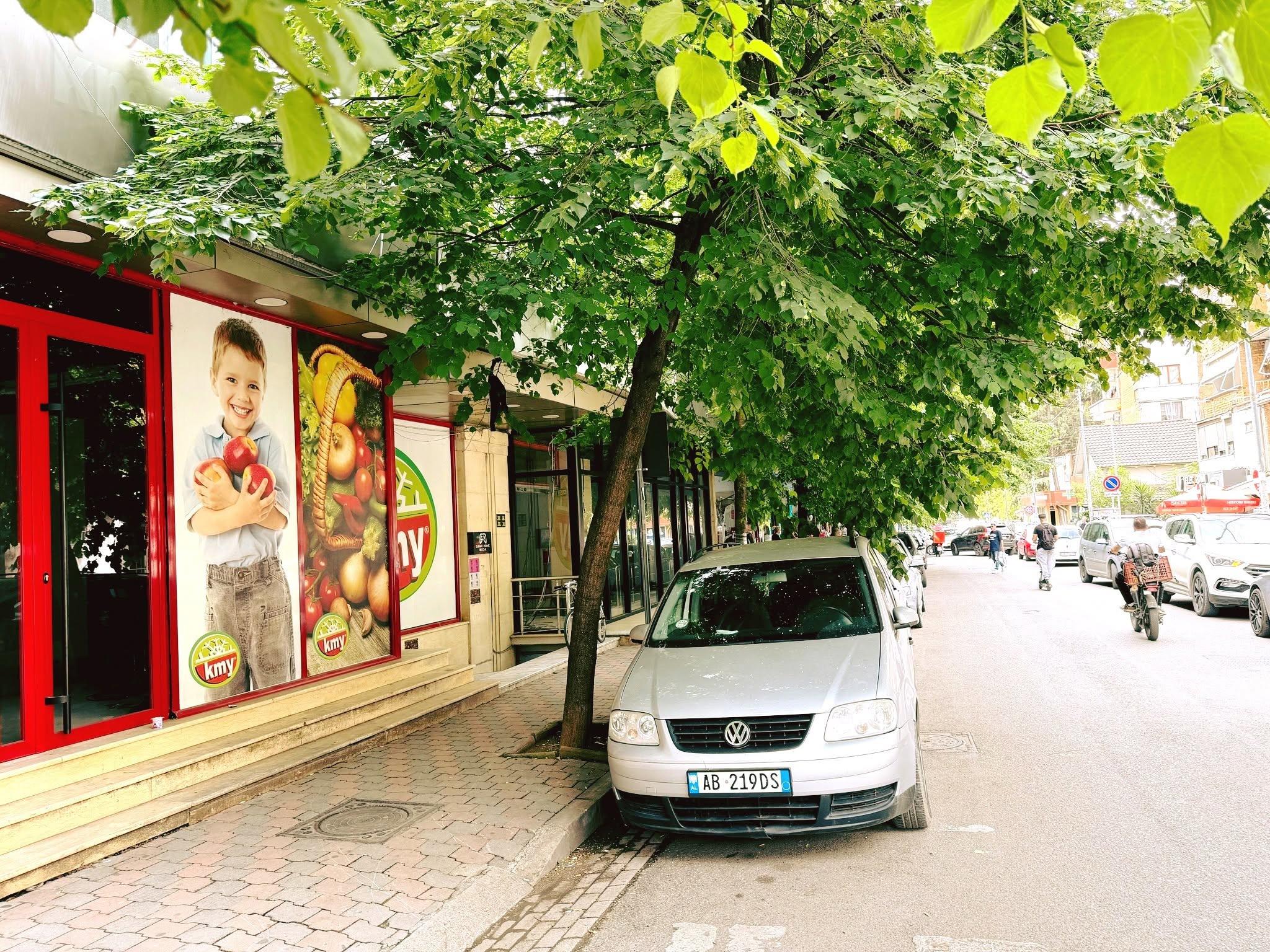 Shitet Ambient biznesi 21 Dhjetori pranë Bar "Oslo" – Tiranë