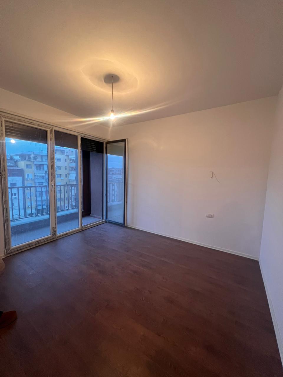 ZYRE ME QERA 95 M2 PAZARI I RI 800 EURO – Tiranë