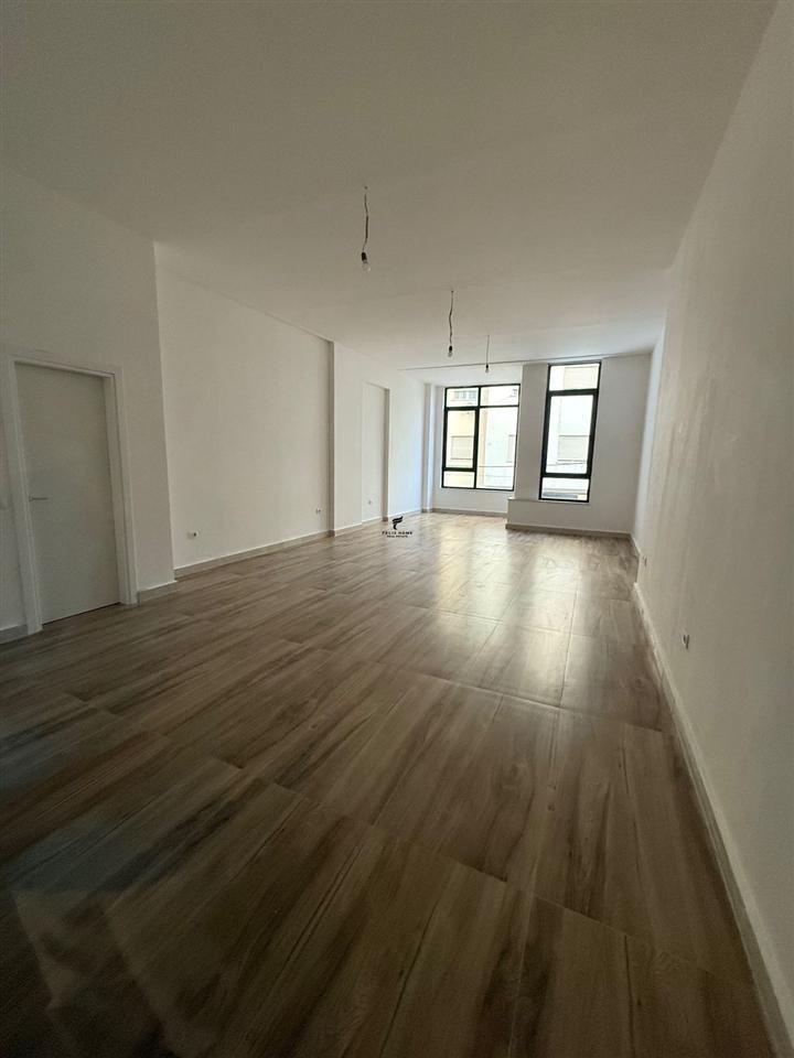ZYRE ME QERA 155M2 RRUGA DURRESIT 2600 EURO – Tiranë - 1