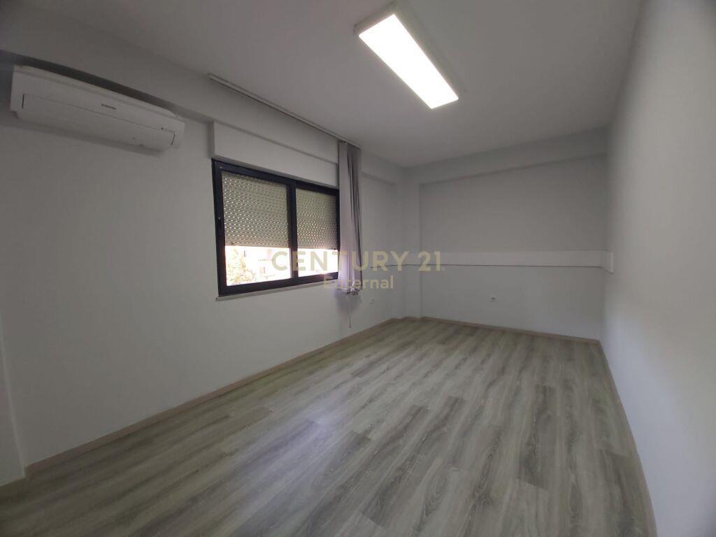 Ambient per zyra me qira ne Bllok – Tiranë