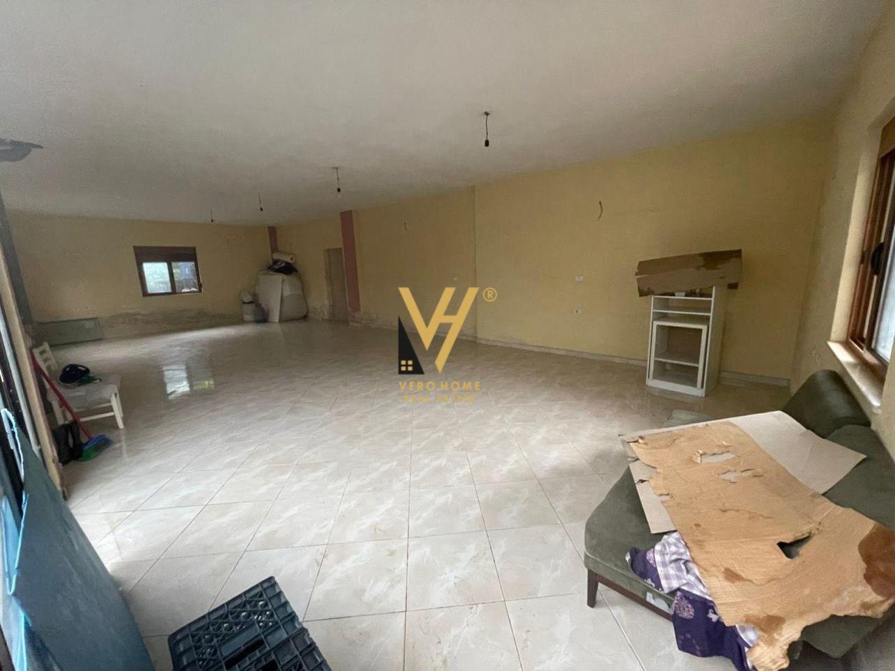 JEPET MAGAZINE 130M2 ME QERA TE VARRI BOMIT 400 EURO – Tiranë