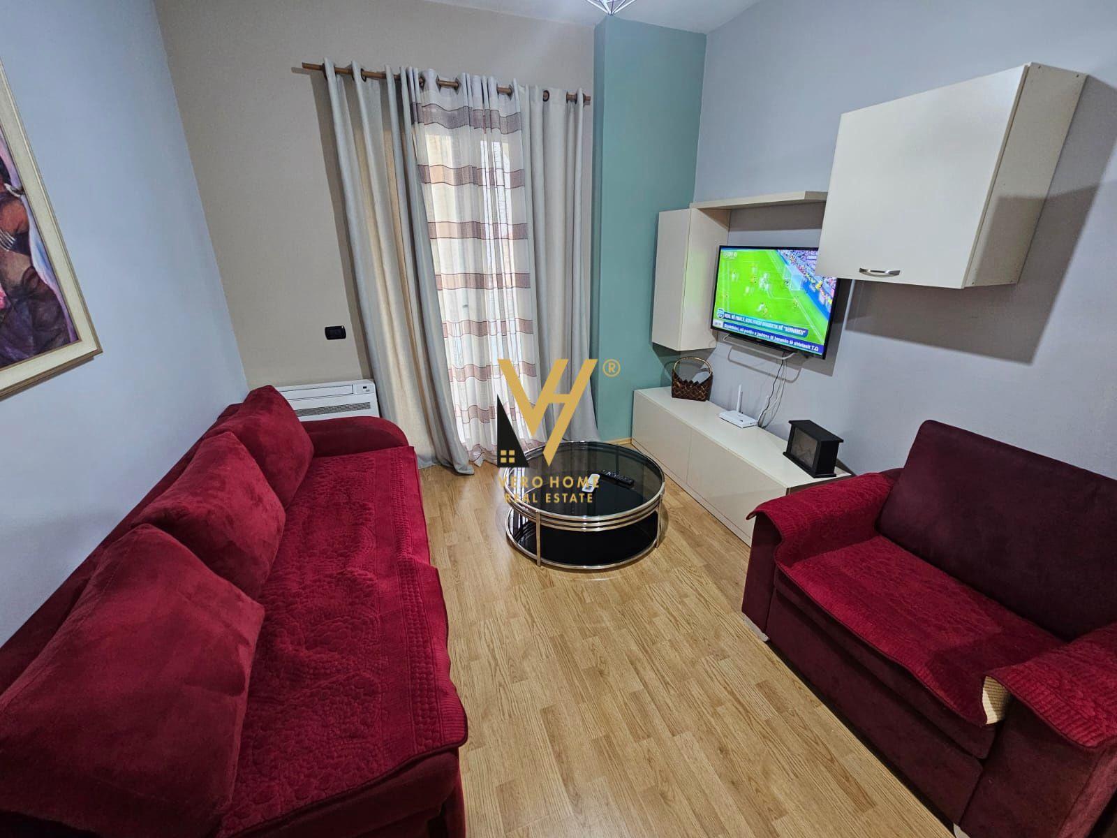 JEPET APARTAMENT 1+1+BLK ME QERA NE QENDER 950 EURO – Tiranë