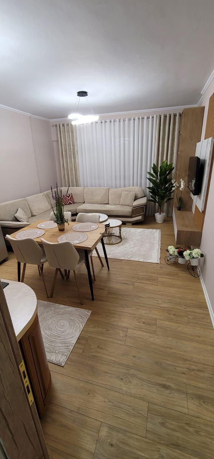 APARTAMENT ME QERA 2+1+2 KOMUNA E PARISIT 880 EURO FH-71022 – Tiranë