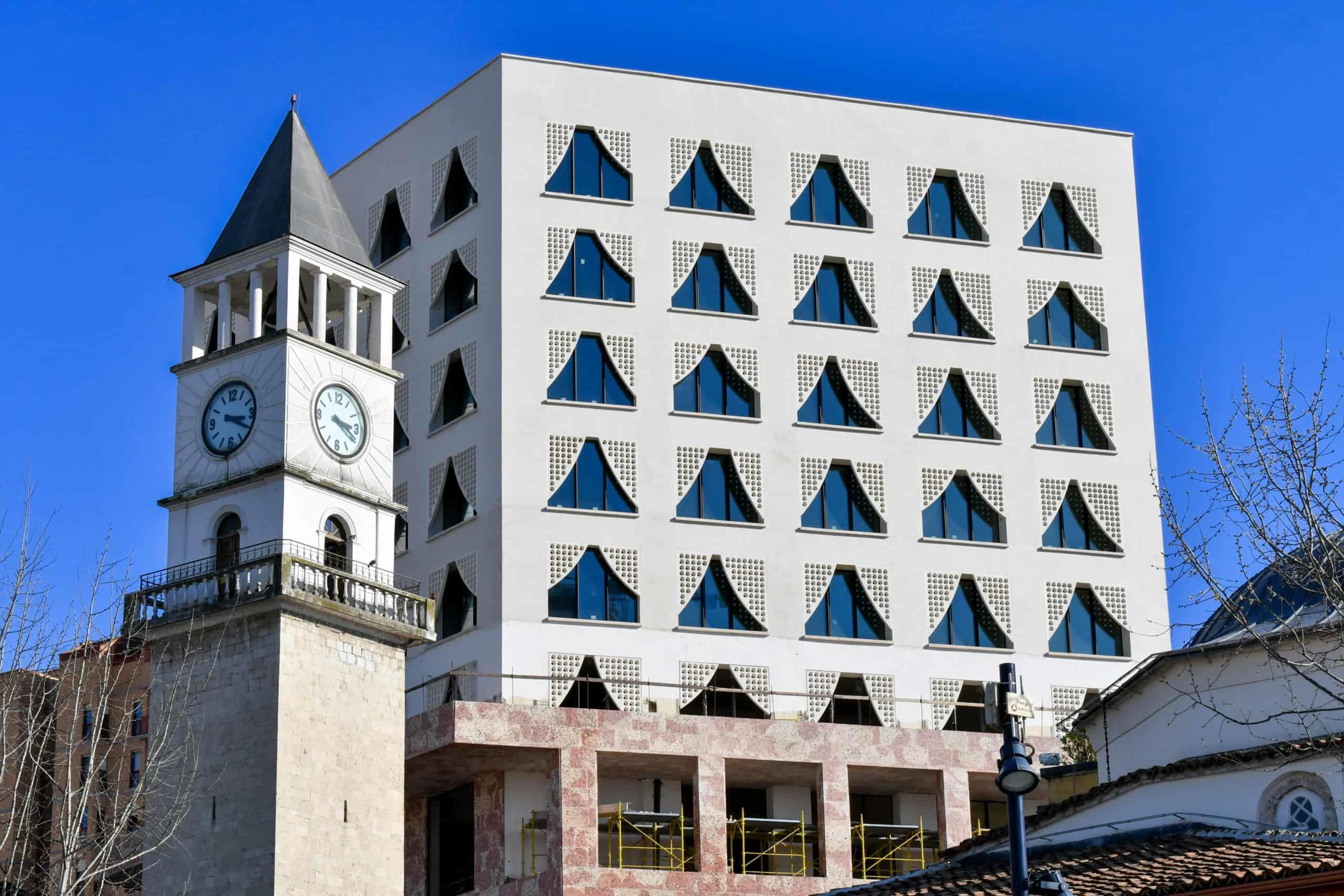 Per Qira Ambient Tek Book Building, Sheshi Skënderbej – Tiranë