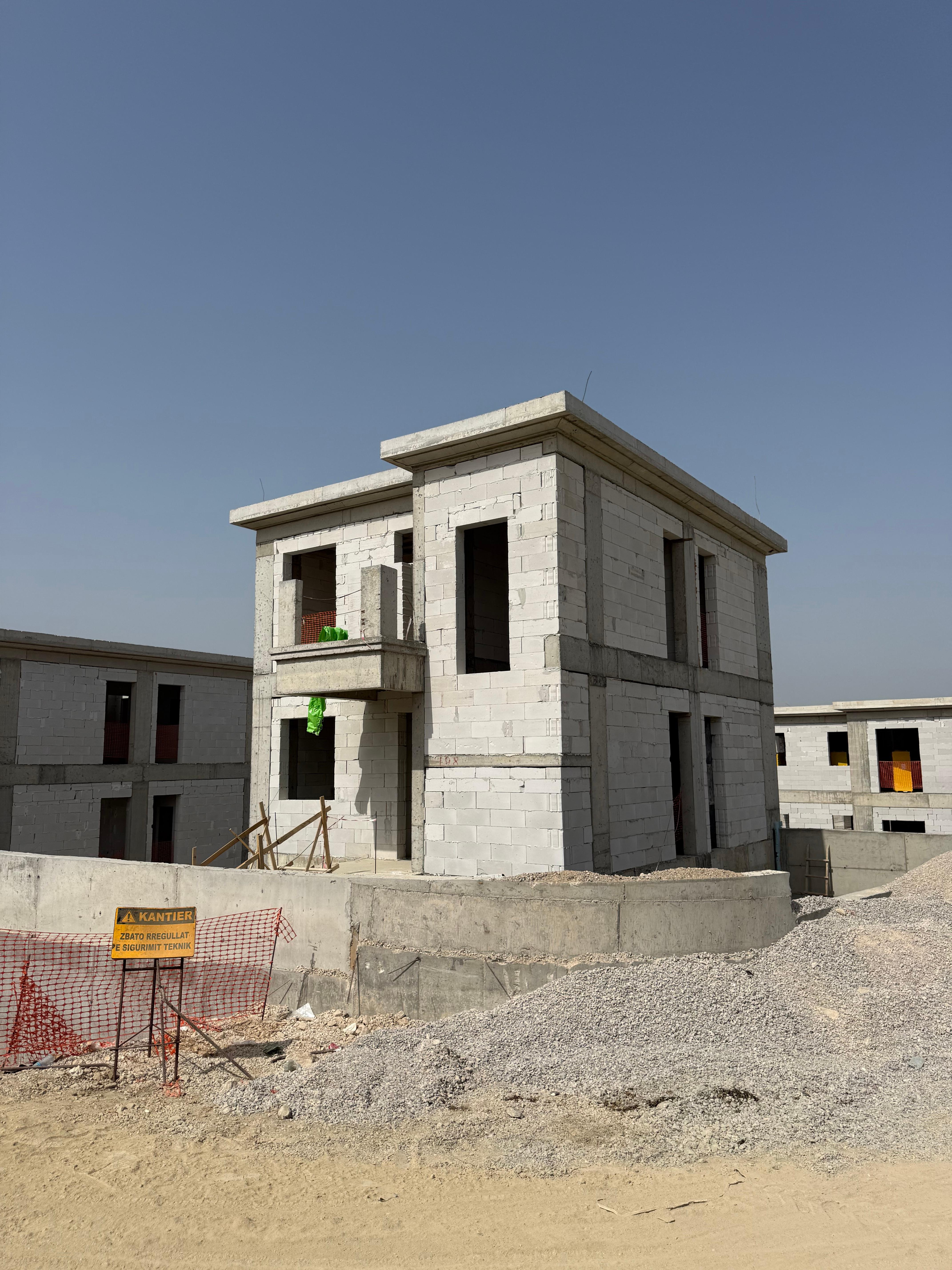 Shitet Vile 271m2 Waterfront | Rolling Hills Liqeni – Tiranë