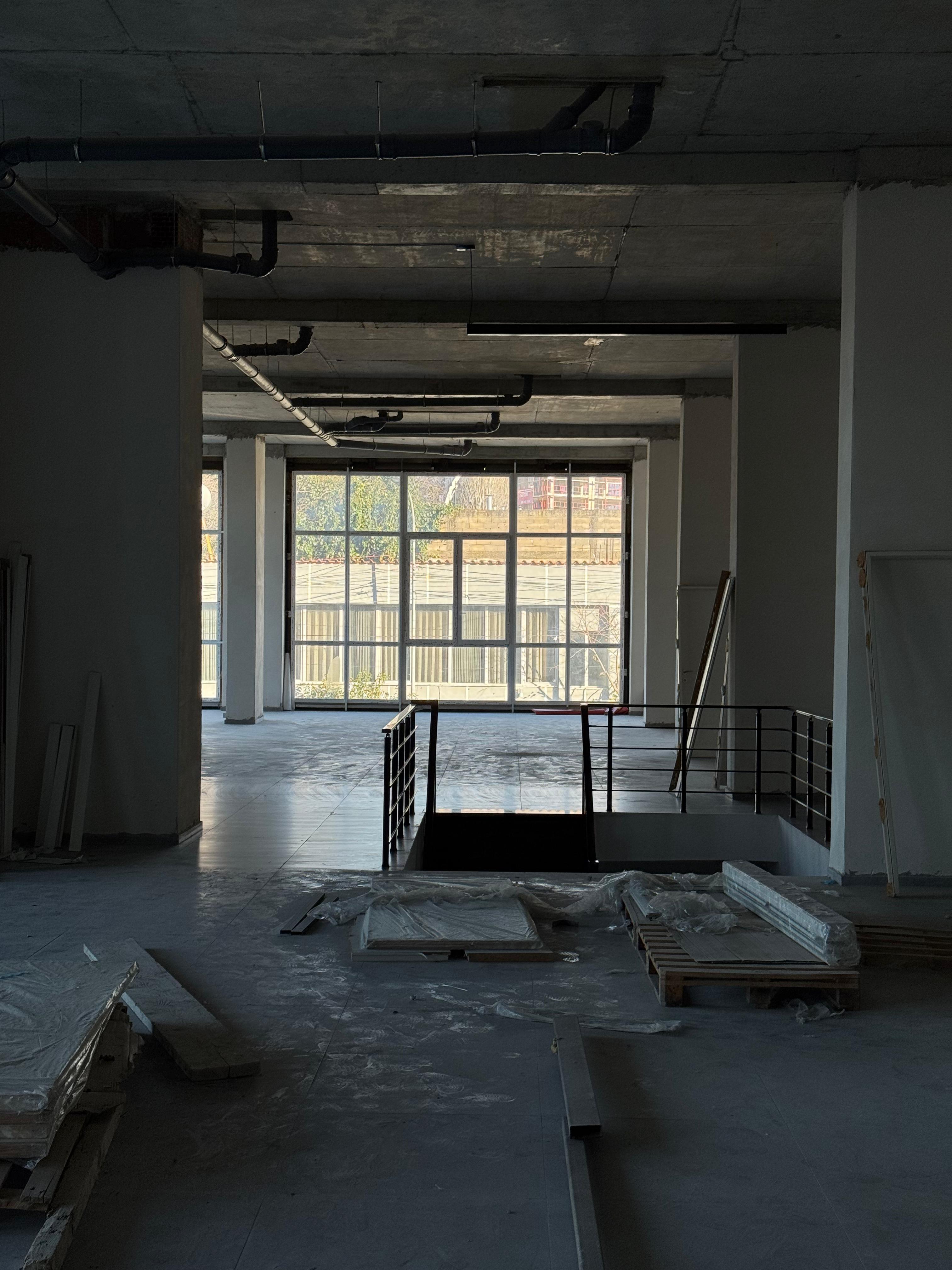 ZYRE ME QERA 550 M2 BULEVARDI I RI 3.200 EURO – Tiranë