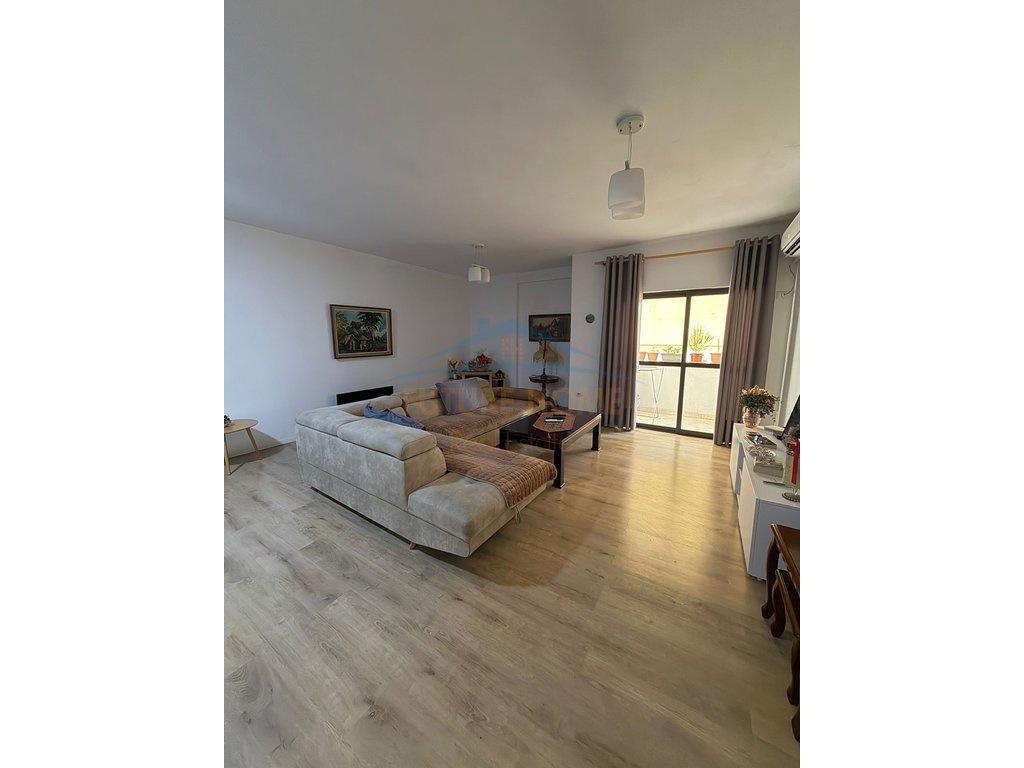 0692268458 Shitet Apartament 2+1 . Komuna e Parisit. – Tiranë