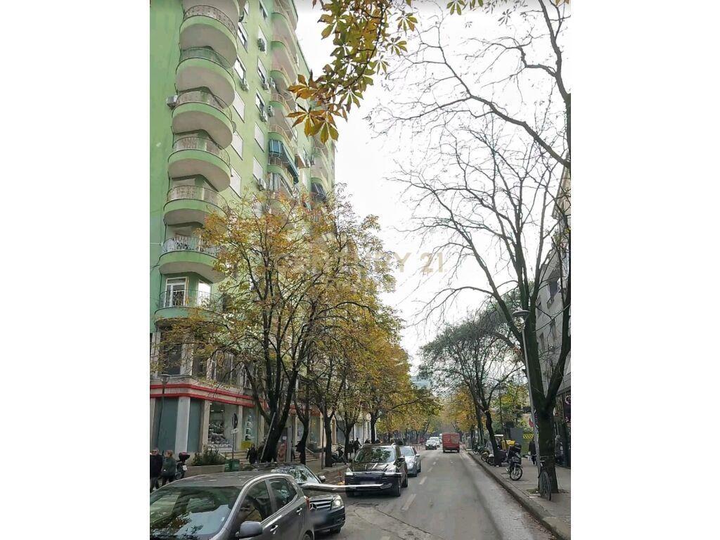 Ambient komercial per qira ne Bllok – Tiranë
