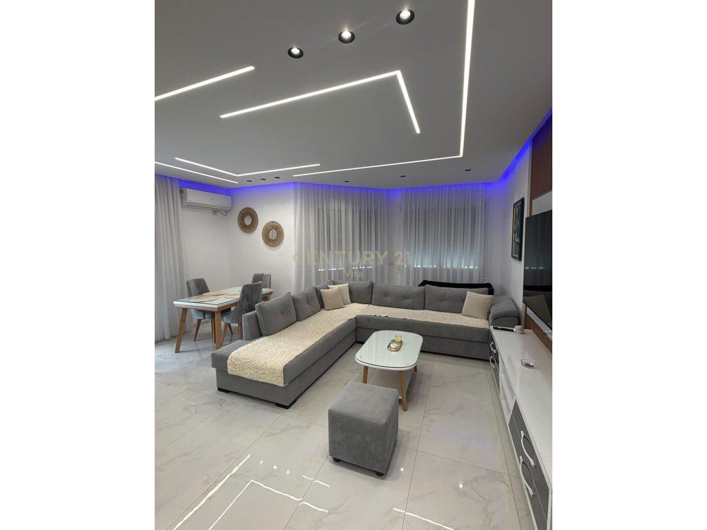 JEPET ME QIRA APARTAMENT LUKSOZ 1+1 I MOBILUAR, ME PAMJE NGA – Durrës