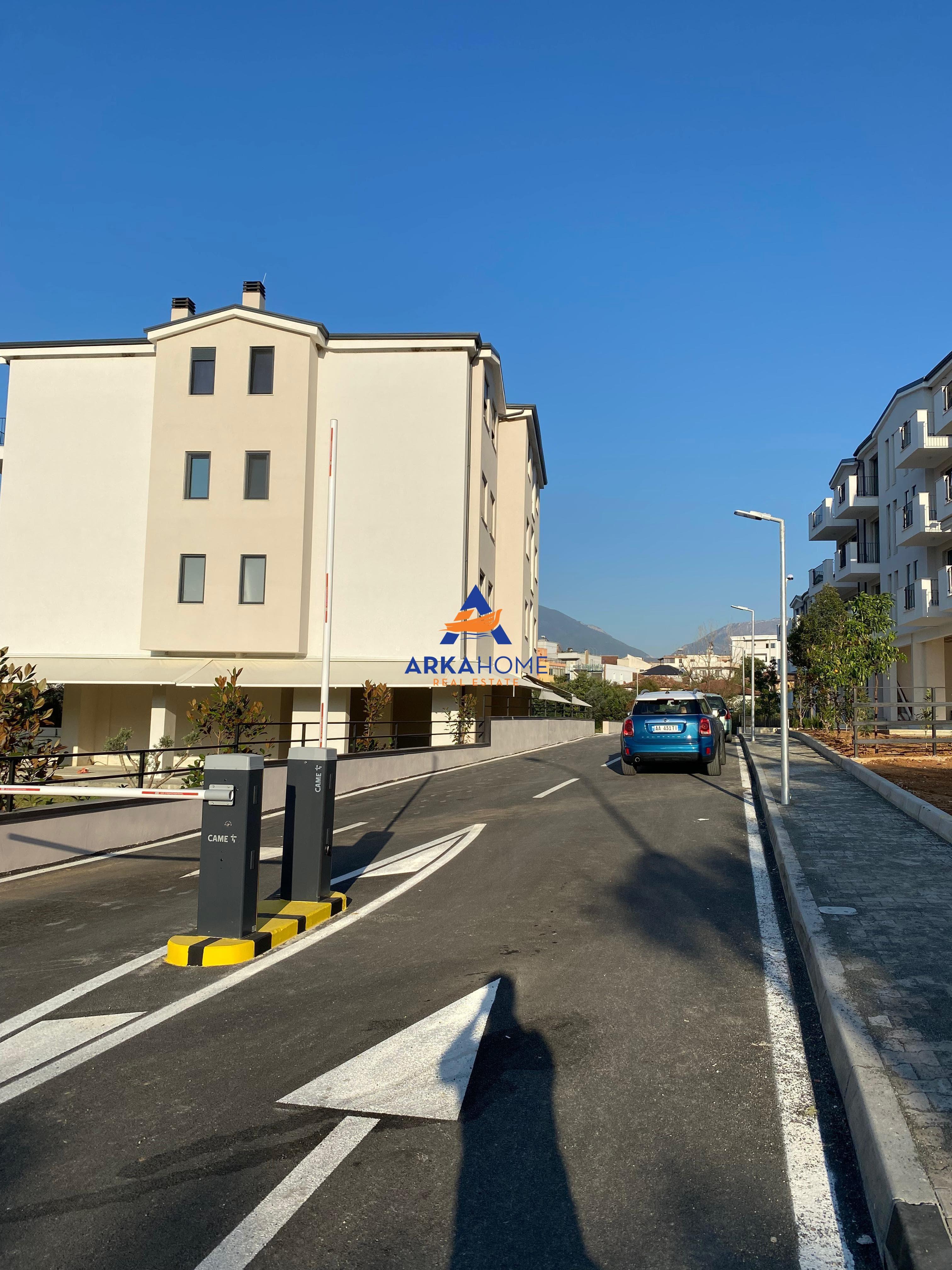 SHITEN 3 POSTE PARKIMI 75 M2 SECILI "SAUK" 2600000 LEKE SECI – Tiranë