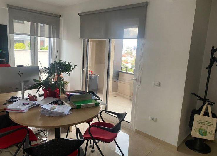 ZYRE ME QERA 76 M2 QENDER 1.100 EURO – Tiranë