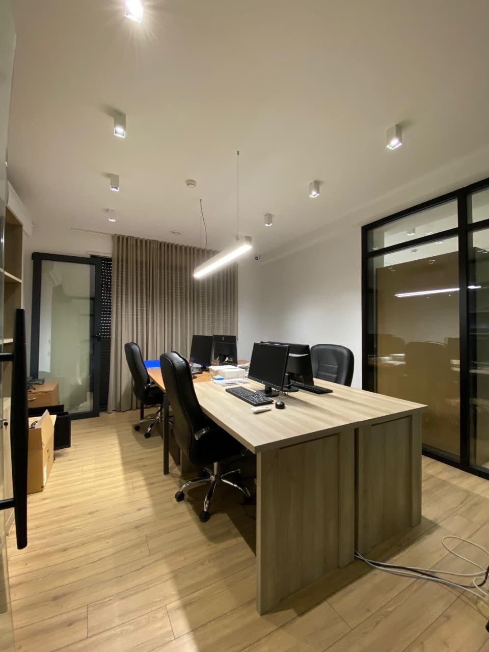 ZYRE ME QERA 200 M2 BULEVARDI ZOGU I PARE 270.000 LEKE – Tiranë